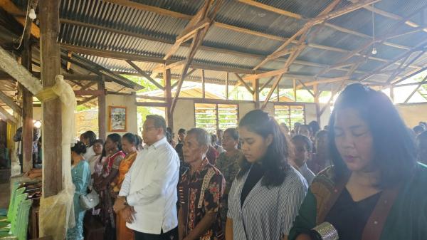 Yoseph Falentinus Delasalle Kebo, bersama keluarga mengikuti misa Paskah di Gereja Paroki Santo Fransiskus Xaverius Wini pada Minggu, 20 April 2025. Foto: DETIKINDONESIA/iNewsTTU.id/Sefnat