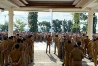 Apel perdana pasca-libur lebaran Idulfitri 2025 di halaman Kantor Bupati Halmahera Tengah, Selasa (8/4/2025). (Detik Indonesia/RRI/Mail).