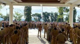 Apel perdana pasca-libur lebaran Idulfitri 2025 di halaman Kantor Bupati Halmahera Tengah, Selasa (8/4/2025). (Detik Indonesia/RRI/Mail).