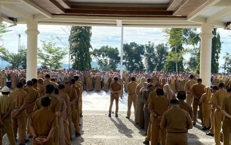 Apel perdana pasca-libur lebaran Idulfitri 2025 di halaman Kantor Bupati Halmahera Tengah, Selasa (8/4/2025). (Detik Indonesia/RRI/Mail).
