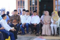 Dua petinggi Partai Golkar Bahlil Lahadalia dan Wihaji didampingi Bupati Sragen Sigit Pamungkas (baju batik) halal bihalal bersama masyarakat di Desa Wonorejo, Karangmalang, Sragen, Minggu (6/04/2025). Detik Indonesia/Suarabaru/Anind