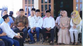 Dua petinggi Partai Golkar Bahlil Lahadalia dan Wihaji didampingi Bupati Sragen Sigit Pamungkas (baju batik) halal bihalal bersama masyarakat di Desa Wonorejo, Karangmalang, Sragen, Minggu (6/04/2025). Detik Indonesia/Suarabaru/Anind