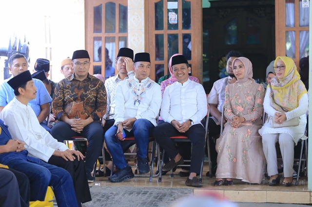 Dua petinggi Partai Golkar Bahlil Lahadalia dan Wihaji didampingi Bupati Sragen Sigit Pamungkas (baju batik) halal bihalal bersama masyarakat di Desa Wonorejo, Karangmalang, Sragen, Minggu (6/04/2025). Detik Indonesia/Suarabaru/Anind