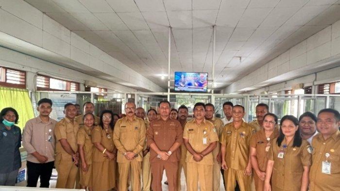 Bupati TTU saatmelakukan sidak (Detik Indonesia/Pos Kupang/HO)