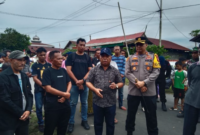 Bupati Halmahera Utara Piet Babua saat menyambangi warga yang bertikai, Minggu (06/04/2025) (Detik Indonesia/Haliyora)