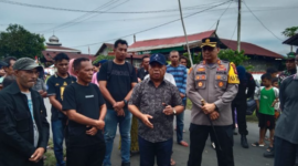 Bupati Halmahera Utara Piet Babua saat menyambangi warga yang bertikai, Minggu (06/04/2025) (Detik Indonesia/Haliyora)