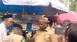 Cuplikan layar dari dokumentasi warga yang bertemu Gubernur Papua Barat Daya (Facebook @Bundanya Syaqila AZ Zahra)