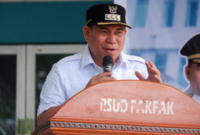 Bupati Fakfak, Samaun Dahlan, memberikan sambutan pada acara Peluncuran Program Kesehatan Gratis yang berlangsung pada Rabu, 9 April 2025 di RSUD Fakfak, foto oleh Rustam Rettob/Mataradarindonesia.com/Detik Indonesia