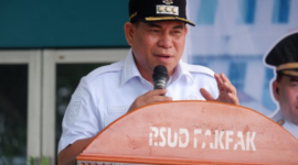 Bupati Fakfak, Samaun Dahlan, memberikan sambutan pada acara Peluncuran Program Kesehatan Gratis yang berlangsung pada Rabu, 9 April 2025 di RSUD Fakfak, foto oleh Rustam Rettob/Mataradarindonesia.com/Detik Indonesia