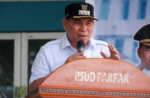 Bupati Fakfak, Samaun Dahlan, memberikan sambutan pada acara Peluncuran Program Kesehatan Gratis yang berlangsung pada Rabu, 9 April 2025 di RSUD Fakfak, foto oleh Rustam Rettob/Mataradarindonesia.com/Detik Indonesia