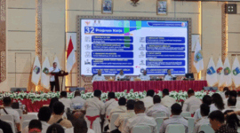 Bupati Fakfak Samaun Dahlan memaparkan program kerja pada dokumen RPJMD 2025-2029 dalam rapat kerja kepala daerah se-Papua Barat yang diselenggarakan di Manokwari, Rabu. Detik Indonesia/ANTARA/Fransiskus Salu Weking