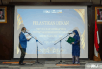 Rektor UMJ Prof.Dr. Ma’mun Murod (kiri) melantik Dekan FIK UMJ Periode 2025 – 2028 Dr. Ns. Yani Sofiani, di Auditorium Rufaidah FIK UMJ, Rabu (23/04/2025) (Detik Indonesia/KSU/Fahmi)