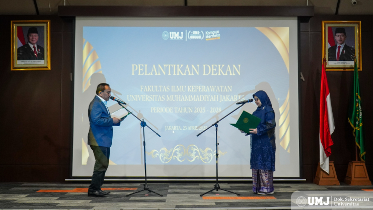 Rektor UMJ Prof.Dr. Ma’mun Murod (kiri) melantik Dekan FIK UMJ Periode 2025 – 2028 Dr. Ns. Yani Sofiani, di Auditorium Rufaidah FIK UMJ, Rabu (23/04/2025) (Detik Indonesia/KSU/Fahmi)
