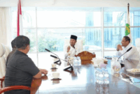 Gubernur Kalimantan Timur Dr. H. Rudy Mas’ud (Harum) bersama Wakil Gubernur Seno Aji menerima kunjungan Direktur H Badan Intelijen Strategis (BAIS) TNI, Brigjen TNI Agustinus Dedy Prasetyo di Kantor Gubernur Kaltim, Rabu (23/4/2025). (Detik Indonesia/Media Kaltim)