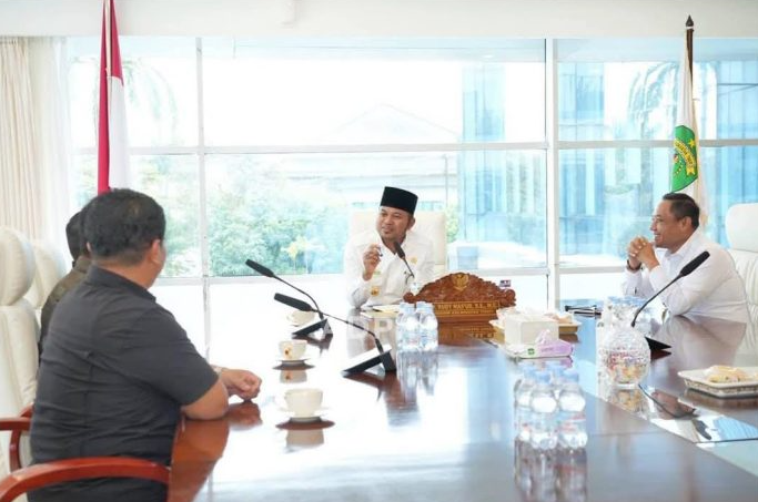 Gubernur Kalimantan Timur Dr. H. Rudy Mas’ud (Harum) bersama Wakil Gubernur Seno Aji menerima kunjungan Direktur H Badan Intelijen Strategis (BAIS) TNI, Brigjen TNI Agustinus Dedy Prasetyo di Kantor Gubernur Kaltim, Rabu (23/4/2025). (Detik Indonesia/Media Kaltim)