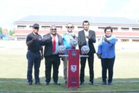 Director & Executive Vice President Sustainable Development PT Freeport Indonesia (PTFI) Claus Wamafma (tengah) bersama Perwakilan Asprov PSSI Papua Tengah Muhammad Haikal Mukal pada pembukaan kompetisi Liga 4 Regional Papua Tengah, Rabu (9/4). (Detik Indonesia/Reportase Papua)