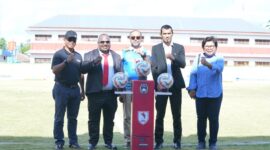 Director & Executive Vice President Sustainable Development PT Freeport Indonesia (PTFI) Claus Wamafma (tengah) bersama Perwakilan Asprov PSSI Papua Tengah Muhammad Haikal Mukal pada pembukaan kompetisi Liga 4 Regional Papua Tengah, Rabu (9/4). (Detik Indonesia/Reportase Papua)