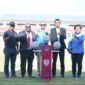 Director & Executive Vice President Sustainable Development PT Freeport Indonesia (PTFI) Claus Wamafma (tengah) bersama Perwakilan Asprov PSSI Papua Tengah Muhammad Haikal Mukal pada pembukaan kompetisi Liga 4 Regional Papua Tengah, Rabu (9/4). (Detik Indonesia/Reportase Papua)