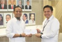 Gubernur Sulsel, Andi Sudirman Sulaiman (kiri) saat menyerahkan surat usulan berisi daftar proyek jalan dan jembatan di Sulsel kepada Dirjen Bina Marga Kementerian PU, Roy Rizal Anwar, di Kantor Kementerian PU, di Jakarta. Instagram @andisudirman.sulaiman, Rabu (30/4/2025). 