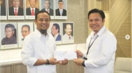 Gubernur Sulsel, Andi Sudirman Sulaiman (kiri) saat menyerahkan surat usulan berisi daftar proyek jalan dan jembatan di Sulsel kepada Dirjen Bina Marga Kementerian PU, Roy Rizal Anwar, di Kantor Kementerian PU, di Jakarta. Instagram @andisudirman.sulaiman, Rabu (30/4/2025). 