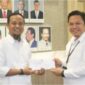 Gubernur Sulsel, Andi Sudirman Sulaiman (kiri) saat menyerahkan surat usulan berisi daftar proyek jalan dan jembatan di Sulsel kepada Dirjen Bina Marga Kementerian PU, Roy Rizal Anwar, di Kantor Kementerian PU, di Jakarta. Instagram @andisudirman.sulaiman, Rabu (30/4/2025). 
