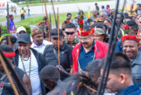 Prosesi adat menyambut Gubernur Papua Pegunungan John Tabo dan Wakil Gubernur Papua Pegunungan Ones Pahabol saat tiba di Bandara Wamena. (Foto dok: Pemprov Papua Pegunungan)