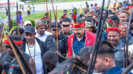 Prosesi adat menyambut Gubernur Papua Pegunungan John Tabo dan Wakil Gubernur Papua Pegunungan Ones Pahabol saat tiba di Bandara Wamena. (Foto dok: Pemprov Papua Pegunungan)