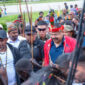 Prosesi adat menyambut Gubernur Papua Pegunungan John Tabo dan Wakil Gubernur Papua Pegunungan Ones Pahabol saat tiba di Bandara Wamena. (Foto dok: Pemprov Papua Pegunungan)