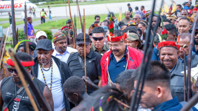 Prosesi adat menyambut Gubernur Papua Pegunungan John Tabo dan Wakil Gubernur Papua Pegunungan Ones Pahabol saat tiba di Bandara Wamena. (Foto dok: Pemprov Papua Pegunungan)