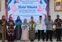 Bupati Fakfak, Samaun Dahlan bersama Ketua dan pengurus DWP Kabupaten Fakfak dalam acara Halal Bilhalal di Gedung Wintder Tuare Fakfak Papua Barat, Kamis (10/4/2025) (Detik Indonesia/TribunPapuaBarat.com/Aldi Bimantara)
