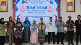 Bupati Fakfak, Samaun Dahlan bersama Ketua dan pengurus DWP Kabupaten Fakfak dalam acara Halal Bilhalal di Gedung Wintder Tuare Fakfak Papua Barat, Kamis (10/4/2025) (Detik Indonesia/TribunPapuaBarat.com/Aldi Bimantara)