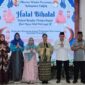Bupati Fakfak, Samaun Dahlan bersama Ketua dan pengurus DWP Kabupaten Fakfak dalam acara Halal Bilhalal di Gedung Wintder Tuare Fakfak Papua Barat, Kamis (10/4/2025) (Detik Indonesia/TribunPapuaBarat.com/Aldi Bimantara)