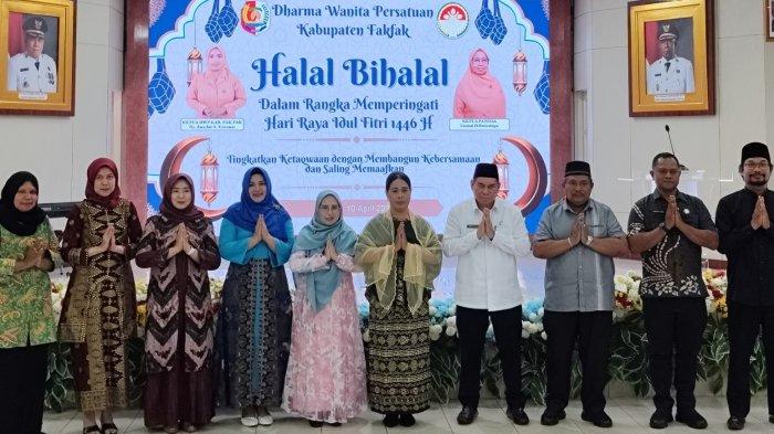 Bupati Fakfak, Samaun Dahlan bersama Ketua dan pengurus DWP Kabupaten Fakfak dalam acara Halal Bilhalal di Gedung Wintder Tuare Fakfak Papua Barat, Kamis (10/4/2025) (Detik Indonesia/TribunPapuaBarat.com/Aldi Bimantara)