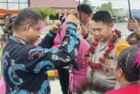 Bupati Teluk Bintuni, Yohanis Manibuy, menyambut Kapolres baru Teluk Bintuni, AKBP Hari Sutanto, S.I.K., dengan prosesi adat pada Rabu (3/4). Dalam acara tersebut, Bupati mengalungkan noken kepada AKBP Hari Sutanto sebagai tanda penerimaan, menggantikan AKBP Dr. H. Choiruddin Wachid, S.I.K., M.M., M.Si. Acara penyambutan ini berlangsung khidmat dan dihadiri oleh sejumlah pejabat daerah serta masyarakat setempat. (Foto: Humas Polres Teluk Bintuni)
