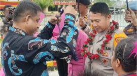 Bupati Teluk Bintuni, Yohanis Manibuy, menyambut Kapolres baru Teluk Bintuni, AKBP Hari Sutanto, S.I.K., dengan prosesi adat pada Rabu (3/4). Dalam acara tersebut, Bupati mengalungkan noken kepada AKBP Hari Sutanto sebagai tanda penerimaan, menggantikan AKBP Dr. H. Choiruddin Wachid, S.I.K., M.M., M.Si. Acara penyambutan ini berlangsung khidmat dan dihadiri oleh sejumlah pejabat daerah serta masyarakat setempat. (Foto: Humas Polres Teluk Bintuni)