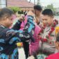 Bupati Teluk Bintuni, Yohanis Manibuy, menyambut Kapolres baru Teluk Bintuni, AKBP Hari Sutanto, S.I.K., dengan prosesi adat pada Rabu (3/4). Dalam acara tersebut, Bupati mengalungkan noken kepada AKBP Hari Sutanto sebagai tanda penerimaan, menggantikan AKBP Dr. H. Choiruddin Wachid, S.I.K., M.M., M.Si. Acara penyambutan ini berlangsung khidmat dan dihadiri oleh sejumlah pejabat daerah serta masyarakat setempat. (Foto: Humas Polres Teluk Bintuni)