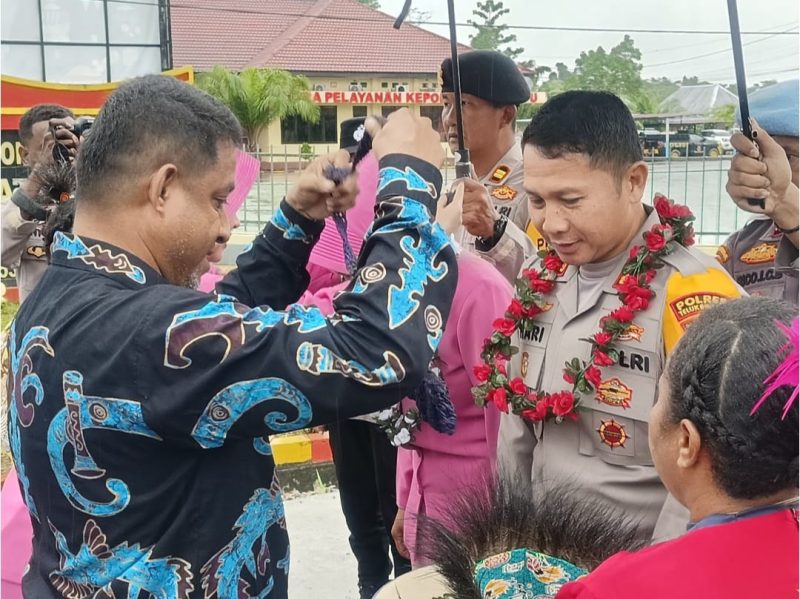 Bupati Teluk Bintuni, Yohanis Manibuy, menyambut Kapolres baru Teluk Bintuni, AKBP Hari Sutanto, S.I.K., dengan prosesi adat pada Rabu (3/4). Dalam acara tersebut, Bupati mengalungkan noken kepada AKBP Hari Sutanto sebagai tanda penerimaan, menggantikan AKBP Dr. H. Choiruddin Wachid, S.I.K., M.M., M.Si. Acara penyambutan ini berlangsung khidmat dan dihadiri oleh sejumlah pejabat daerah serta masyarakat setempat. (Foto: Humas Polres Teluk Bintuni)