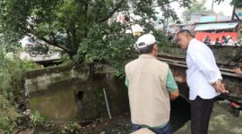 Wali Kota Bekasi, Tri Adhianto, meninjau Jembatan Nol Rawalumbu di Kelurahan Sepanjang Jaya. FOTO: ISTIMEWA