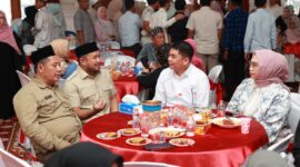 Bupati Andi Rudi Latif (kiri) berbincang dengan H.M. Alpiya Rakhman (tengah) dan Syamsul Rizal (kanan) di Halal Bihalal Partai Gerindra Kalsel (Foto Humas Pemkab Tanbu) 