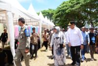 Gubernur Gusnar Ismail bersama Ketua TP PKK Provinsi Gorontalo, Nani Ismail Mokodongan, meninjau stan UMKM di arena pacuan kuda Yosonegoro, Kabupaten Gorontalo, Senin (7/4/2025). (Foto : Nova Diskominfotik)