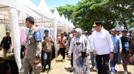 Gubernur Gusnar Ismail bersama Ketua TP PKK Provinsi Gorontalo, Nani Ismail Mokodongan, meninjau stan UMKM di arena pacuan kuda Yosonegoro, Kabupaten Gorontalo, Senin (7/4/2025). (Foto : Nova Diskominfotik)