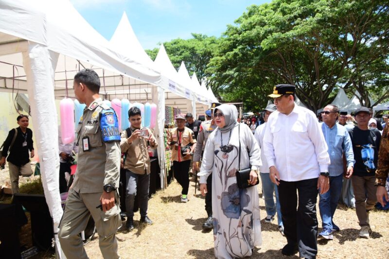 Gubernur Gusnar Ismail bersama Ketua TP PKK Provinsi Gorontalo, Nani Ismail Mokodongan, meninjau stan UMKM di arena pacuan kuda Yosonegoro, Kabupaten Gorontalo, Senin (7/4/2025). (Foto : Nova Diskominfotik)