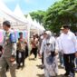 Gubernur Gusnar Ismail bersama Ketua TP PKK Provinsi Gorontalo, Nani Ismail Mokodongan, meninjau stan UMKM di arena pacuan kuda Yosonegoro, Kabupaten Gorontalo, Senin (7/4/2025). (Foto : Nova Diskominfotik)