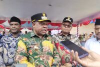 MANOKWARI, KLIKPAPUA.com – Pemerintah Kabupaten (Pemkab) Manokwari tengah merancang Peraturan Daerah (Perda) mengenai penyelenggaraan pendidikan tanpa biaya.Inisiatif ini merupakan bagian dari program 100 hari kerja Bupati Hermus Indou bersama Wakil Bupati H. Mugiyono.Program sekolah gratis ini resmi diluncurkan pada Rabu (10/4/2025), dan menjadi fokus utama dalam pembangunan sektor pendidikan di Manokwari.“Program ini akan dilandasi oleh Perda tentang pendidikan gratis di Kabupaten Manokwari,” jelas Bupati Hermus.Perda tersebut disusun sebagai dasar hukum guna menjamin keberlangsungan dan pemerataan program pendidikan gratis di seluruh wilayah Manokwari.Dalam implementasinya, Pemkab berkomitmen menanggung seluruh biaya pendidikan mulai dari jenjang SD, SMP, SMA hingga SMK, termasuk SPP dan operasional sekolah.Tak hanya pembebasan biaya, program ini juga meliputi pemberian perlengkapan sekolah seperti seragam, tas, alat tulis, dan sepatu bagi siswa dari keluarga tidak mampu.Selain itu, beasiswa akan diberikan kepada siswa berprestasi, yatim piatu, penyandang disabilitas, dan kelompok anak rentan lainnya.“Melalui program ini, siswa dari keluarga kurang mampu akan mendapat bantuan biaya sekolah serta perlengkapan seperti baju, tas, alat tulis, dan sepatu,” ujarnya.Guna menunjang akses pendidikan, Pemkab juga menyiapkan layanan transportasi gratis seperti bus sekolah, serta pembangunan asrama atau rumah singgah bagi siswa yang berasal dari daerah terpencil.Dengan kebijakan ini, diharapkan tidak ada lagi anak di Manokwari yang terkendala untuk mengakses pendidikan akibat masalah biaya maupun jarak tempuh. (Detik Indonesia/Klik Papua)