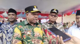 MANOKWARI, KLIKPAPUA.com – Pemerintah Kabupaten (Pemkab) Manokwari tengah merancang Peraturan Daerah (Perda) mengenai penyelenggaraan pendidikan tanpa biaya.Inisiatif ini merupakan bagian dari program 100 hari kerja Bupati Hermus Indou bersama Wakil Bupati H. Mugiyono.Program sekolah gratis ini resmi diluncurkan pada Rabu (10/4/2025), dan menjadi fokus utama dalam pembangunan sektor pendidikan di Manokwari.“Program ini akan dilandasi oleh Perda tentang pendidikan gratis di Kabupaten Manokwari,” jelas Bupati Hermus.Perda tersebut disusun sebagai dasar hukum guna menjamin keberlangsungan dan pemerataan program pendidikan gratis di seluruh wilayah Manokwari.Dalam implementasinya, Pemkab berkomitmen menanggung seluruh biaya pendidikan mulai dari jenjang SD, SMP, SMA hingga SMK, termasuk SPP dan operasional sekolah.Tak hanya pembebasan biaya, program ini juga meliputi pemberian perlengkapan sekolah seperti seragam, tas, alat tulis, dan sepatu bagi siswa dari keluarga tidak mampu.Selain itu, beasiswa akan diberikan kepada siswa berprestasi, yatim piatu, penyandang disabilitas, dan kelompok anak rentan lainnya.“Melalui program ini, siswa dari keluarga kurang mampu akan mendapat bantuan biaya sekolah serta perlengkapan seperti baju, tas, alat tulis, dan sepatu,” ujarnya.Guna menunjang akses pendidikan, Pemkab juga menyiapkan layanan transportasi gratis seperti bus sekolah, serta pembangunan asrama atau rumah singgah bagi siswa yang berasal dari daerah terpencil.Dengan kebijakan ini, diharapkan tidak ada lagi anak di Manokwari yang terkendala untuk mengakses pendidikan akibat masalah biaya maupun jarak tempuh. (Detik Indonesia/Klik Papua)