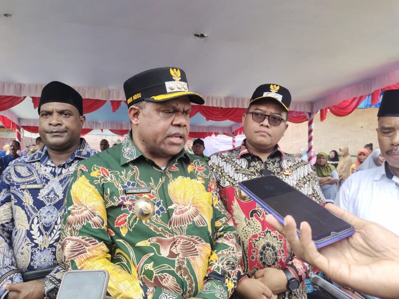 MANOKWARI, KLIKPAPUA.com – Pemerintah Kabupaten (Pemkab) Manokwari tengah merancang Peraturan Daerah (Perda) mengenai penyelenggaraan pendidikan tanpa biaya.Inisiatif ini merupakan bagian dari program 100 hari kerja Bupati Hermus Indou bersama Wakil Bupati H. Mugiyono.Program sekolah gratis ini resmi diluncurkan pada Rabu (10/4/2025), dan menjadi fokus utama dalam pembangunan sektor pendidikan di Manokwari.“Program ini akan dilandasi oleh Perda tentang pendidikan gratis di Kabupaten Manokwari,” jelas Bupati Hermus.Perda tersebut disusun sebagai dasar hukum guna menjamin keberlangsungan dan pemerataan program pendidikan gratis di seluruh wilayah Manokwari.Dalam implementasinya, Pemkab berkomitmen menanggung seluruh biaya pendidikan mulai dari jenjang SD, SMP, SMA hingga SMK, termasuk SPP dan operasional sekolah.Tak hanya pembebasan biaya, program ini juga meliputi pemberian perlengkapan sekolah seperti seragam, tas, alat tulis, dan sepatu bagi siswa dari keluarga tidak mampu.Selain itu, beasiswa akan diberikan kepada siswa berprestasi, yatim piatu, penyandang disabilitas, dan kelompok anak rentan lainnya.“Melalui program ini, siswa dari keluarga kurang mampu akan mendapat bantuan biaya sekolah serta perlengkapan seperti baju, tas, alat tulis, dan sepatu,” ujarnya.Guna menunjang akses pendidikan, Pemkab juga menyiapkan layanan transportasi gratis seperti bus sekolah, serta pembangunan asrama atau rumah singgah bagi siswa yang berasal dari daerah terpencil.Dengan kebijakan ini, diharapkan tidak ada lagi anak di Manokwari yang terkendala untuk mengakses pendidikan akibat masalah biaya maupun jarak tempuh. (Detik Indonesia/Klik Papua)