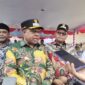 MANOKWARI, KLIKPAPUA.com – Pemerintah Kabupaten (Pemkab) Manokwari tengah merancang Peraturan Daerah (Perda) mengenai penyelenggaraan pendidikan tanpa biaya.Inisiatif ini merupakan bagian dari program 100 hari kerja Bupati Hermus Indou bersama Wakil Bupati H. Mugiyono.Program sekolah gratis ini resmi diluncurkan pada Rabu (10/4/2025), dan menjadi fokus utama dalam pembangunan sektor pendidikan di Manokwari.“Program ini akan dilandasi oleh Perda tentang pendidikan gratis di Kabupaten Manokwari,” jelas Bupati Hermus.Perda tersebut disusun sebagai dasar hukum guna menjamin keberlangsungan dan pemerataan program pendidikan gratis di seluruh wilayah Manokwari.Dalam implementasinya, Pemkab berkomitmen menanggung seluruh biaya pendidikan mulai dari jenjang SD, SMP, SMA hingga SMK, termasuk SPP dan operasional sekolah.Tak hanya pembebasan biaya, program ini juga meliputi pemberian perlengkapan sekolah seperti seragam, tas, alat tulis, dan sepatu bagi siswa dari keluarga tidak mampu.Selain itu, beasiswa akan diberikan kepada siswa berprestasi, yatim piatu, penyandang disabilitas, dan kelompok anak rentan lainnya.“Melalui program ini, siswa dari keluarga kurang mampu akan mendapat bantuan biaya sekolah serta perlengkapan seperti baju, tas, alat tulis, dan sepatu,” ujarnya.Guna menunjang akses pendidikan, Pemkab juga menyiapkan layanan transportasi gratis seperti bus sekolah, serta pembangunan asrama atau rumah singgah bagi siswa yang berasal dari daerah terpencil.Dengan kebijakan ini, diharapkan tidak ada lagi anak di Manokwari yang terkendala untuk mengakses pendidikan akibat masalah biaya maupun jarak tempuh. (Detik Indonesia/Klik Papua)