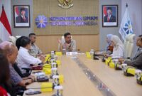 – Menteri Koperasi dan UKM RI, Maman Abdurrahman, menerima audiensi IKA FALTL Trisakti bahas dukungan untuk UMKM Hijau. Ketua IKA FALTL menyerahkan plakat dan produk UMKM sebagai kenang-kenangan. (10/04/2025) (Foto: dok. IKA FALTL)