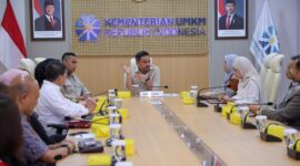  – Menteri Koperasi dan UKM RI, Maman Abdurrahman, menerima audiensi IKA FALTL Trisakti bahas dukungan untuk UMKM Hijau. Ketua IKA FALTL menyerahkan plakat dan produk UMKM sebagai kenang-kenangan. (10/04/2025) (Foto: dok. IKA FALTL)