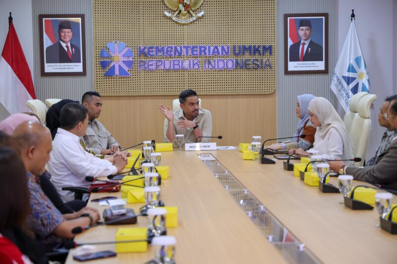  – Menteri Koperasi dan UKM RI, Maman Abdurrahman, menerima audiensi IKA FALTL Trisakti bahas dukungan untuk UMKM Hijau. Ketua IKA FALTL menyerahkan plakat dan produk UMKM sebagai kenang-kenangan. (10/04/2025) (Foto: dok. IKA FALTL)